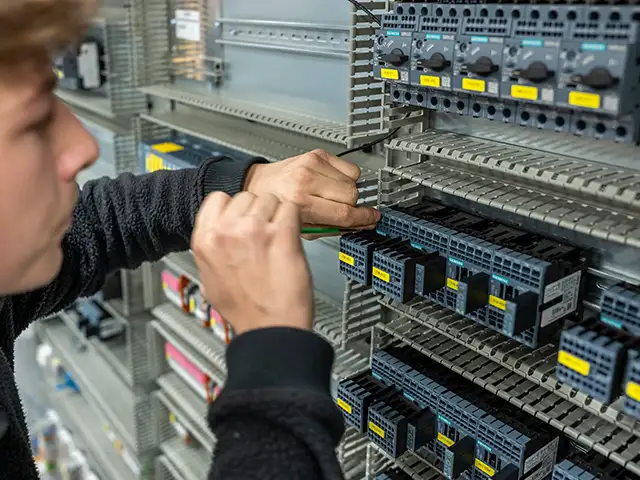 Electronics technician for operating technology