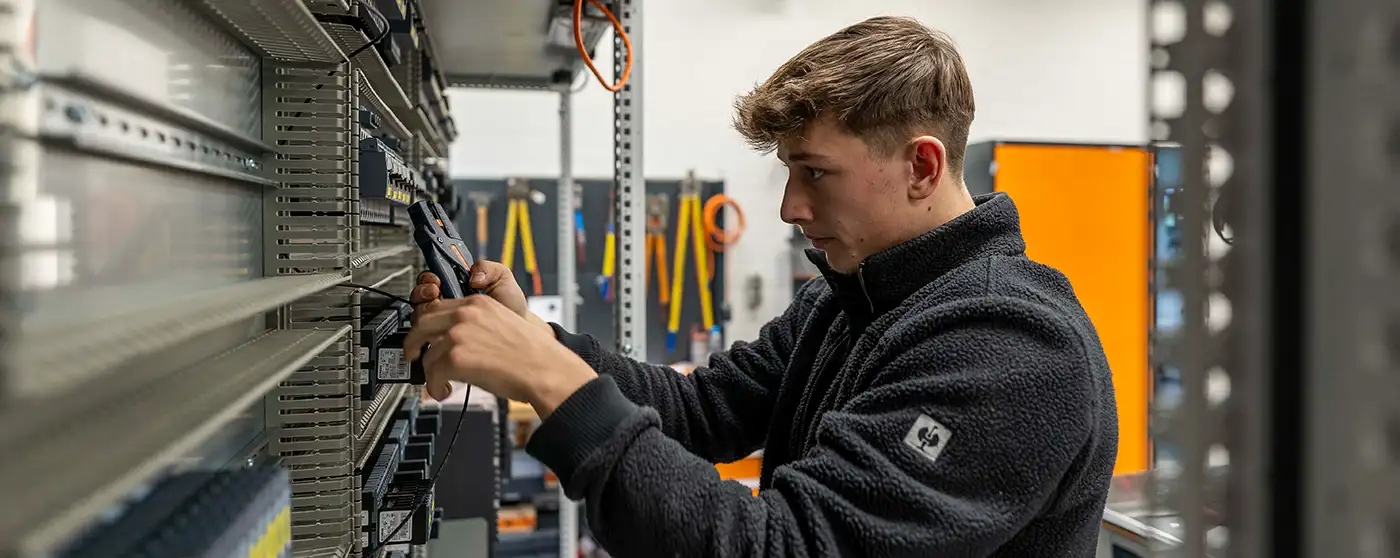 Electronics technician for operating technology