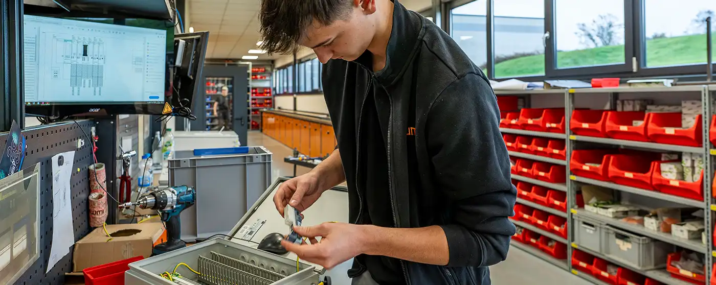 Apprenticeship electronics technician for automation technology