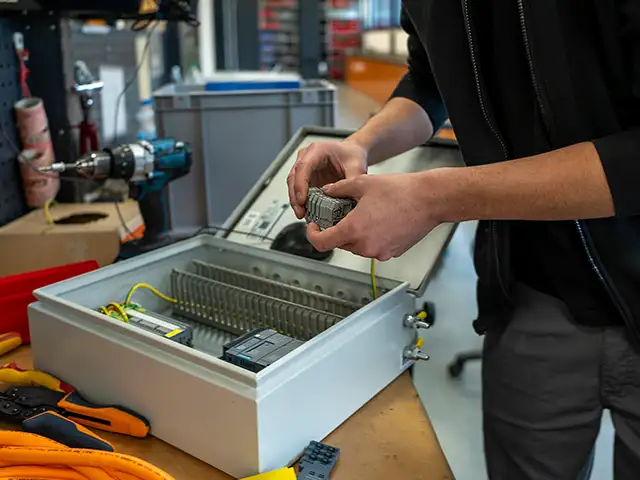 Apprenticeship Electronics technician for industrial engineering